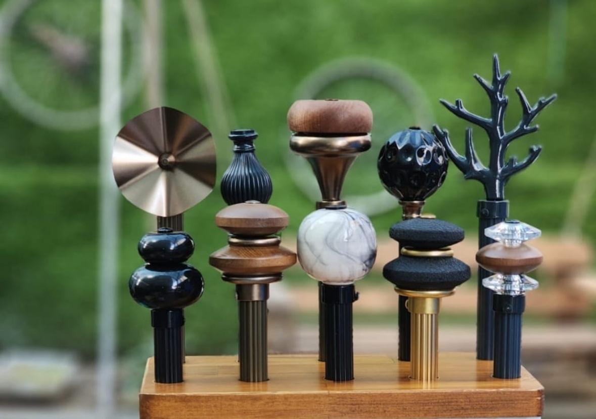 Decorative curtain rod with finials